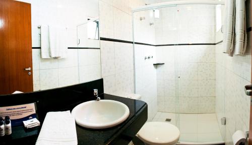 La salle de bains est pourvue d'un lavabo, d'une douche et de toilettes. dans l'établissement Absolutte Hotel, à Salvador