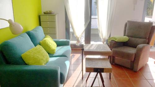 ロダルキラルにあるTrendy Homes Casa Marのリビングルーム(青いソファ、椅子2脚付)