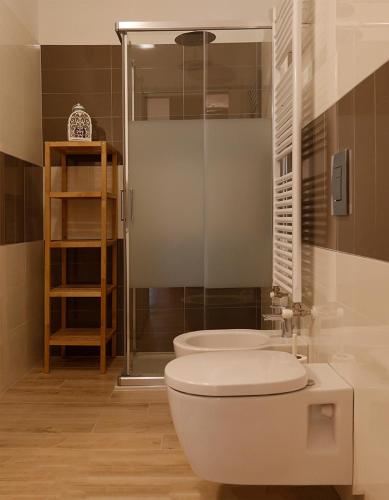 サン・ドナート・ミラネーゼにあるC.A.V. B&B Curiel20のトイレ、シャワー、洗面台を備えたバスルーム