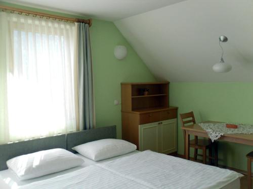1 dormitorio con cama, mesa y ventana en Apartmaji Hribar Pr'Ostank en Kamnik