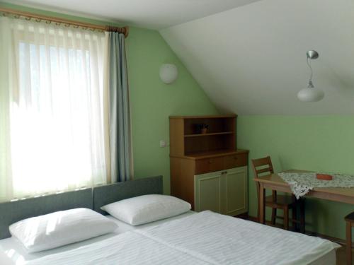 Ένα ή περισσότερα κρεβάτια σε δωμάτιο στο Apartmaji Hribar Pr'Ostank