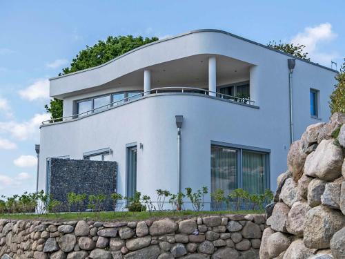 una casa bianca con un muro di pietra di Villa "Ars Vivendi" F641 - WG 2 mit Terrasse a Binz