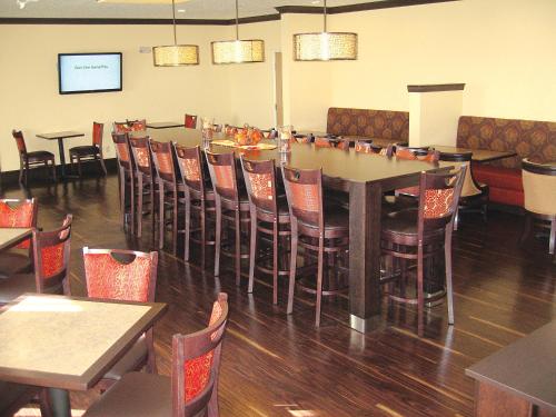 a dining room with a table and chairs at Savanna Inn & Suites in Savanna