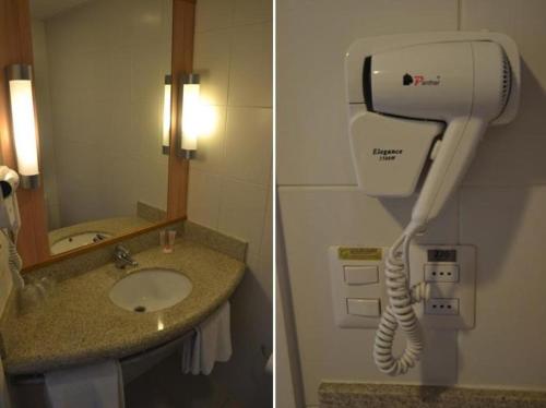 パソ・フンドにあるibis Passo Fundo Centroのバスルーム(壁掛け式電話付)