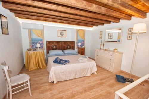a bedroom with a bed and a table and a chair at La casetta di Tilde in Termini Imerese