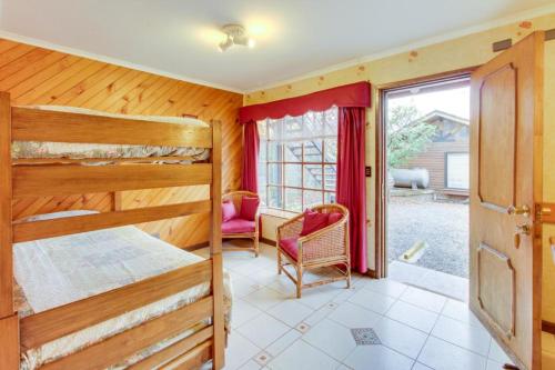 1 Schlafzimmer mit 2 Etagenbetten und einem Balkon in der Unterkunft Apart Hotel Blumenau in Osorno