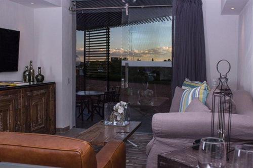 a living room with a couch and a table at NEhotel Nueva Estancia in León