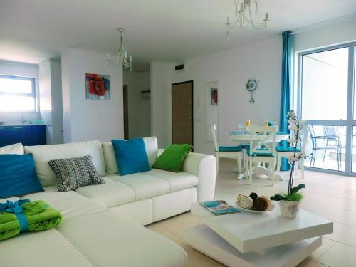 ein Wohnzimmer mit einem weißen Sofa und einem Tisch in der Unterkunft Apartments For You in Olimp