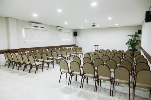 a room with a row of chairs in a room at Larison Economy by Easy Hotéis in Porto Velho