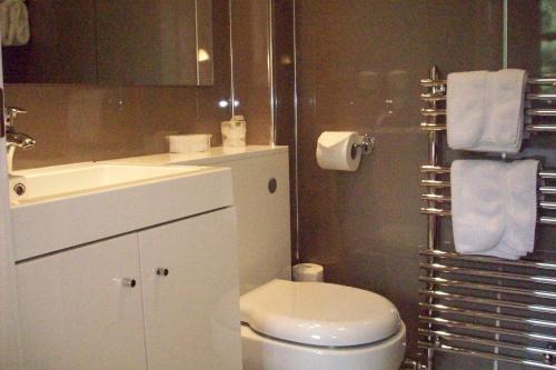 A bathroom at Lairg Highland Hotel 