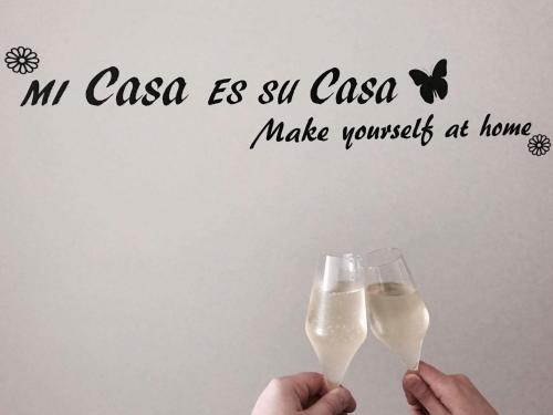 two hands holding champagne glasses with the words mi casa es si casa make at Mainstreet Knokke in Knokke-Heist