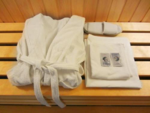 un par de toallas sentadas en la parte superior de un banco en Gostiniy Dvorik Guest House, en Yaroslavl