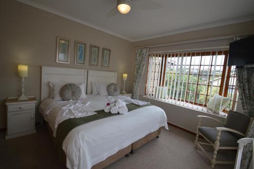 Postel nebo postele na pokoji v ubytování Bayside Lodge Garden Route B&B