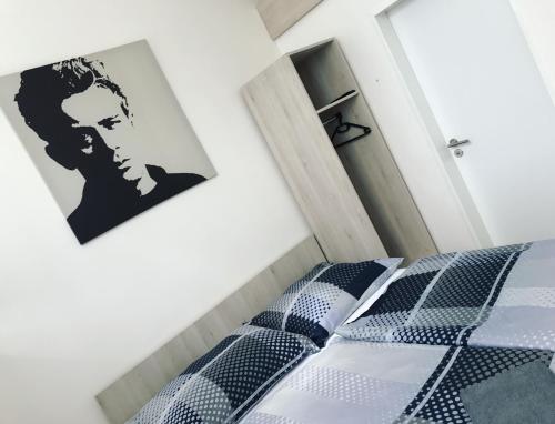 Postel nebo postele na pokoji v ubytování Penzion DMZ