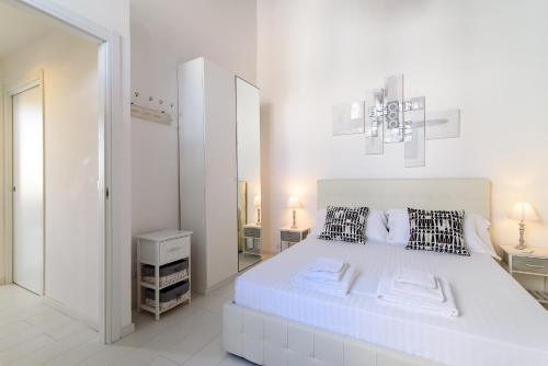 ローマにあるWhite Terrace Ostiliaの白いベッドルーム(大きな白いベッド1台、鏡付)