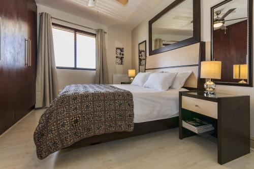 Un pat sau paturi într-o cameră la 1102 Ocean View