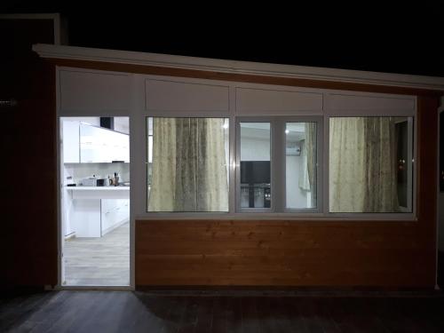 een deur met ramen in een kamer met een keuken bij The ideal penthouse in Tbilisi City