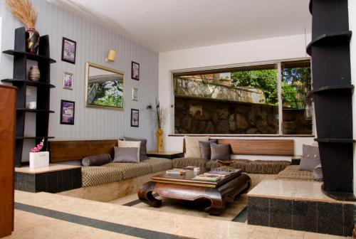 Ruang duduk di Golf Course Apartments