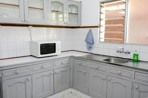 Dapur atau dapur kecil di Golf Course Apartments