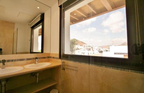 サン・ホセにあるCasa Palomaのバスルーム(シンク2台、大きな窓付)