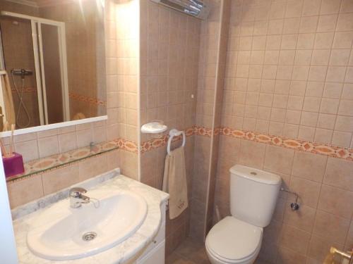 オリフエラ・コスタにあるAppartement Orihuela Costa, Cabo Roigのバスルーム(トイレ、洗面台付)