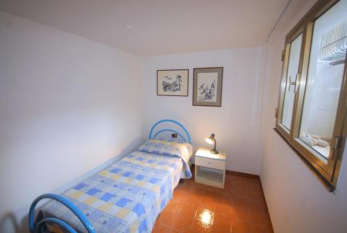 リニャーノ・サッビアドーロにあるResidence Pineta Mareのベッドルーム1室(ベッド1台、テーブル、窓付)
