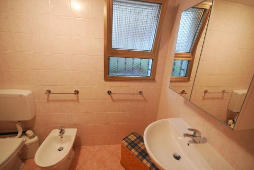 リニャーノ・サッビアドーロにあるResidence Pineta Mareのバスルーム(洗面台、トイレ、鏡付)