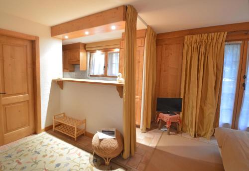 a bedroom with a bed and a fireplace in a room at Studio Grands Ducs 222 in Verbier