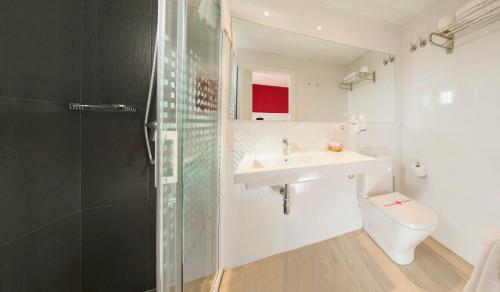 サンアントニオにあるオスタル マリノの白いバスルーム(洗面台、トイレ付)