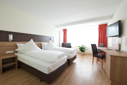 سرير أو أسرّة في غرفة في Hotel zur Riss