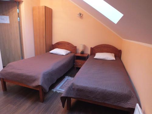 a bedroom with two beds and a skylight at Tee Motell in Viitna