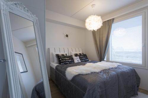 Tempat tidur dalam kamar di Tuomas' luxurious suites, Vasko