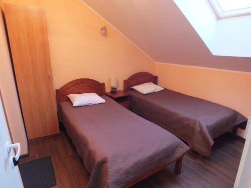 a small room with two beds and a window at Tee Motell in Viitna