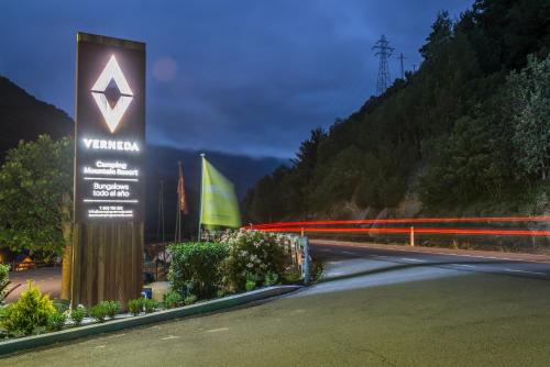 a sign on the side of a road at Bungalows Verneda Mountain Resort in Arrós