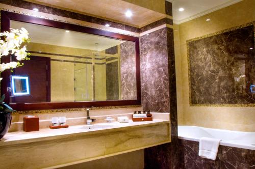 a bathroom with two sinks and a large mirror at Bayat Hotel in Khamis Mushayt