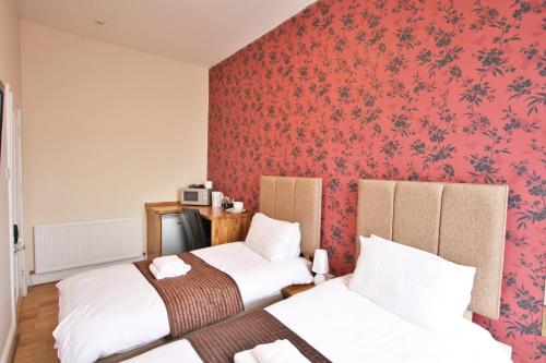 Ένα ή περισσότερα κρεβάτια σε δωμάτιο στο Central Studios Gloucester Place by Roomsbooked