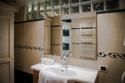 ヴェネツィアにあるカ ヴェーネレ アパートメンツ カンナレージョの洗面台と鏡のあるバスルーム