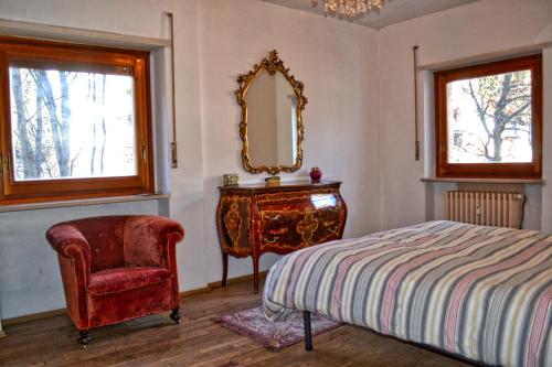 バルドネッキアにあるVerdi.13のベッドルーム1室(ベッド1台、椅子、鏡付)