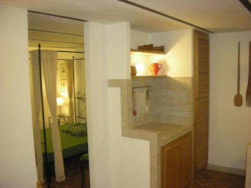 Zimmer mit einem Bad mit einem Waschbecken und einem Spiegel in der Unterkunft Casa del sole in Manciano