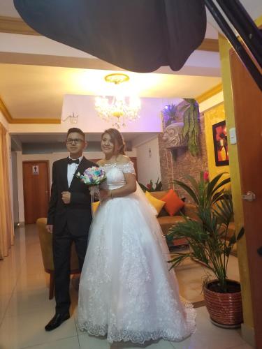 a bride and groom posing for a picture at Imperio Tanpu Q in Lima