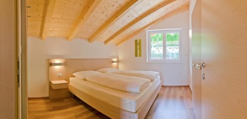 a bedroom with a bed and a window at Grabmayrhof in Termeno