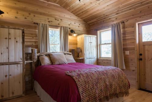 Katil atau katil-katil dalam bilik di Boulder Mountain Guest Ranch