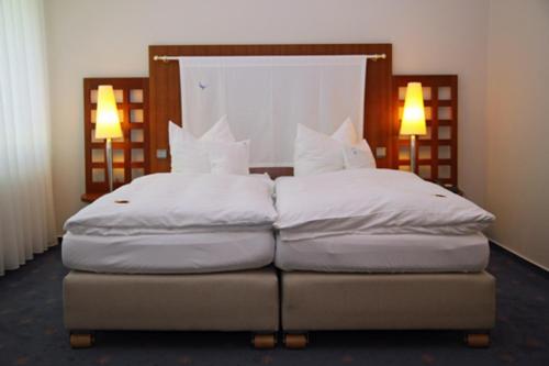 Postel nebo postele na pokoji v ubytování Hotel Blauer Fasan