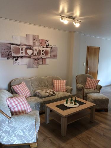 a living room with a couch and a table at Ferienwohnung am Wiehengebirge in Hüllhorst
