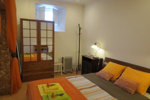 Vovo House في لشبونة: غرفة نوم بسرير ومخدات صفراء ونافذة
