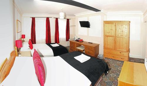 A bed or beds in a room at The George Hotel 