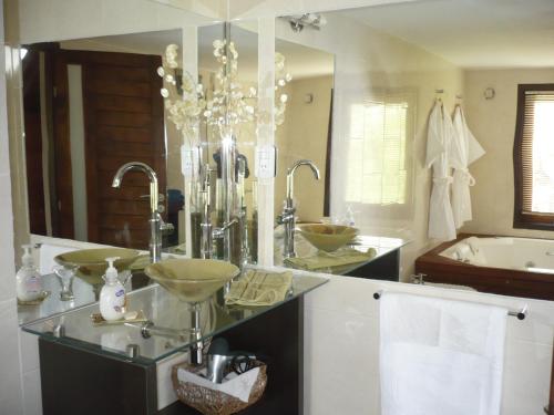 baño con 2 lavabos y espejo grande en Arroyo Escondido en La Cumbrecita
