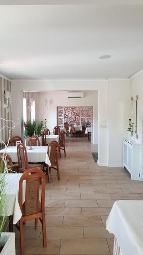 Reštaurácia alebo iné gastronomické zariadenie v ubytovaní Restauracja i Noclegi Pod Sikorką