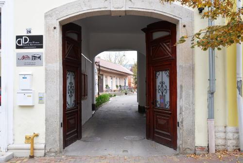 Η πρόσοψη ή η είσοδος του Nobilis Apartman Eger