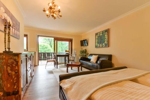 ein Schlafzimmer mit Bett und ein Wohnzimmer in der Unterkunft Alpen Deluxe Oberammergau in Oberammergau